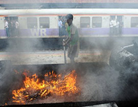 في وقت واحد.. قطاران على نفس القضبان يحدث مصيبة صورة رقم 1