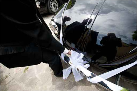 لصوص يسرقون سيارة زفاف! صورة رقم 1