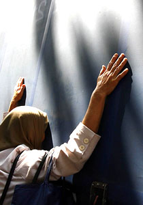 الديون والحاجة تحاصر شقيقتان وشقيقهما المليونير يتجاهلهما صورة رقم 1