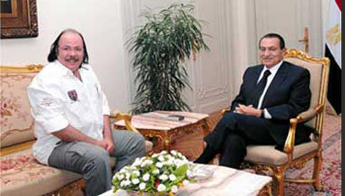 بالعناق والقبلات.. الرئيس مبارك يستقبل الفنان طلعت زكريا! صورة رقم 2 بالعناق والقبلات.. الرئيس مبارك يستقبل الفنان طلعت زكريا! صورة رقم 2