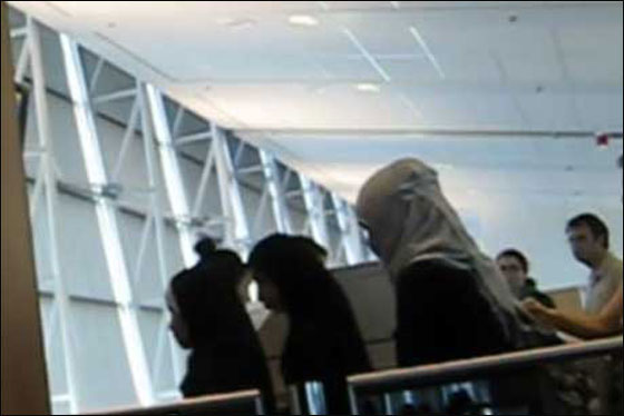 منتقبات يصعدن الى طائرات كندا دون الكشف عن وجوههن!  صورة رقم 2