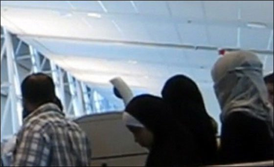 منتقبات يصعدن الى طائرات كندا دون الكشف عن وجوههن!  صورة رقم 3