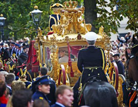 رجل يلقي شمعدان على عربة الملكة الهولندية أثناء مرور موكبها! صورة رقم 1 رجل يلقي شمعدان على عربة الملكة الهولندية أثناء مرور موكبها! صورة رقم 1