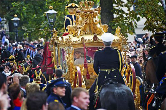 رجل يلقي شمعدان على عربة الملكة الهولندية أثناء مرور موكبها! صورة رقم 7 رجل يلقي شمعدان على عربة الملكة الهولندية أثناء مرور موكبها! صورة رقم 7