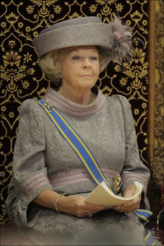 رجل يلقي شمعدان على عربة الملكة الهولندية أثناء مرور موكبها! صورة رقم 3 رجل يلقي شمعدان على عربة الملكة الهولندية أثناء مرور موكبها! صورة رقم 3