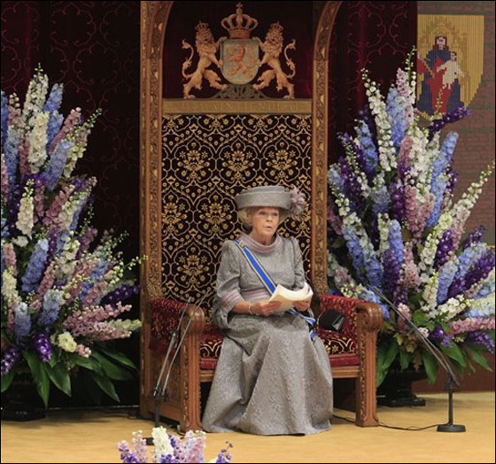 رجل يلقي شمعدان على عربة الملكة الهولندية أثناء مرور موكبها! صورة رقم 4 رجل يلقي شمعدان على عربة الملكة الهولندية أثناء مرور موكبها! صورة رقم 4