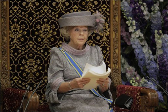 رجل يلقي شمعدان على عربة الملكة الهولندية أثناء مرور موكبها! صورة رقم 5 رجل يلقي شمعدان على عربة الملكة الهولندية أثناء مرور موكبها! صورة رقم 5