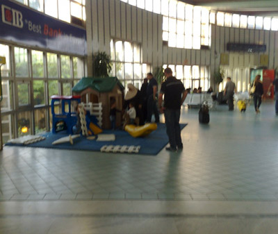 مخموران سعوديان يعتديان على موظف في مطار القاهرة صورة رقم 1