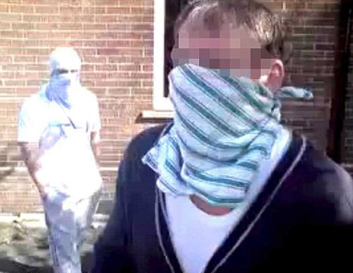 اعتقال ستة رجال صوروا انفسهم وهم يحرقون القرآن!!        صورة رقم 4