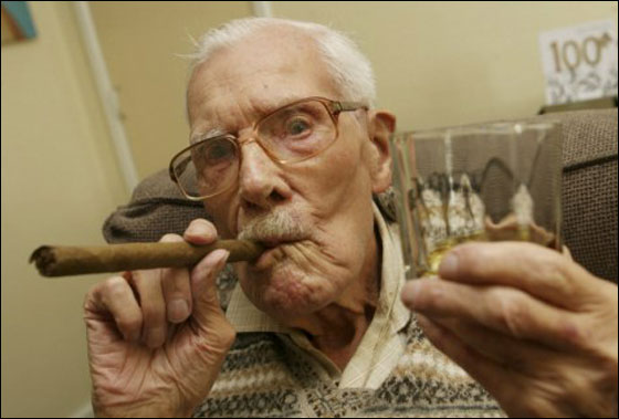 بعد ان دخن 300 ألف سيجارة.. يحتفل بعيد ميلاده الـ100!!  صورة رقم 2