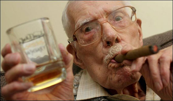 بعد ان دخن 300 ألف سيجارة.. يحتفل بعيد ميلاده الـ100!!  صورة رقم 1