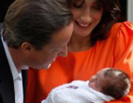 طفلة ديفيد كاميرون تنام في كرتونه!  صورة رقم 1