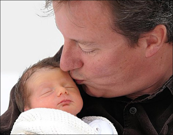 طفلة ديفيد كاميرون تنام في كرتونه!  صورة رقم 7