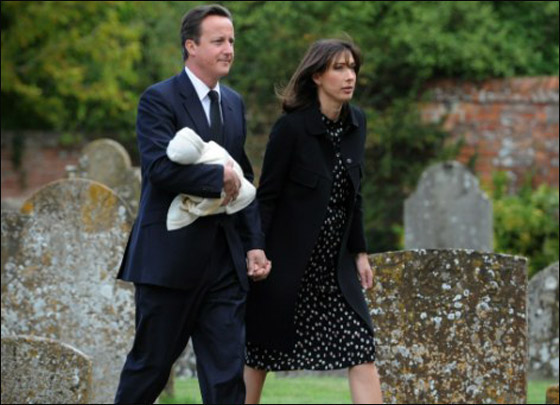 طفلة ديفيد كاميرون تنام في كرتونه!  صورة رقم 8