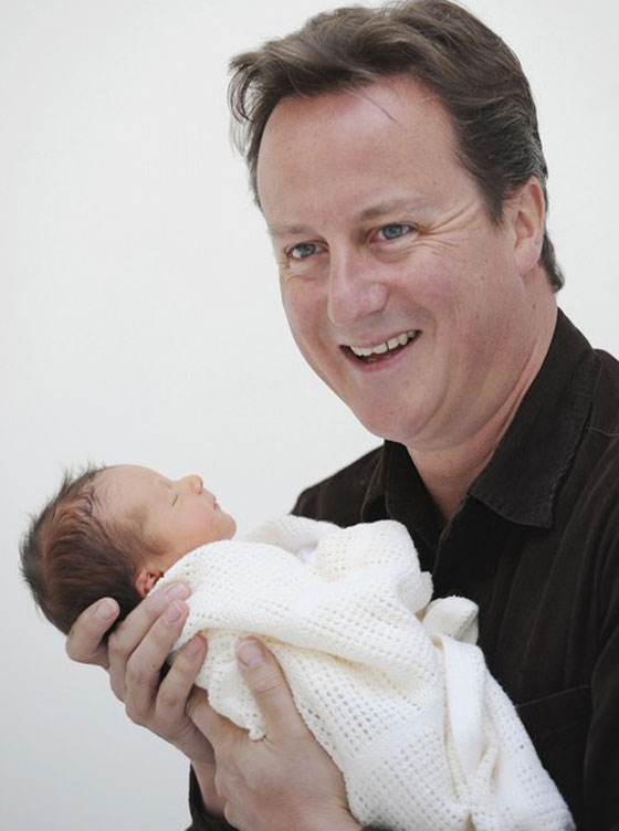 طفلة ديفيد كاميرون تنام في كرتونه!  صورة رقم 4