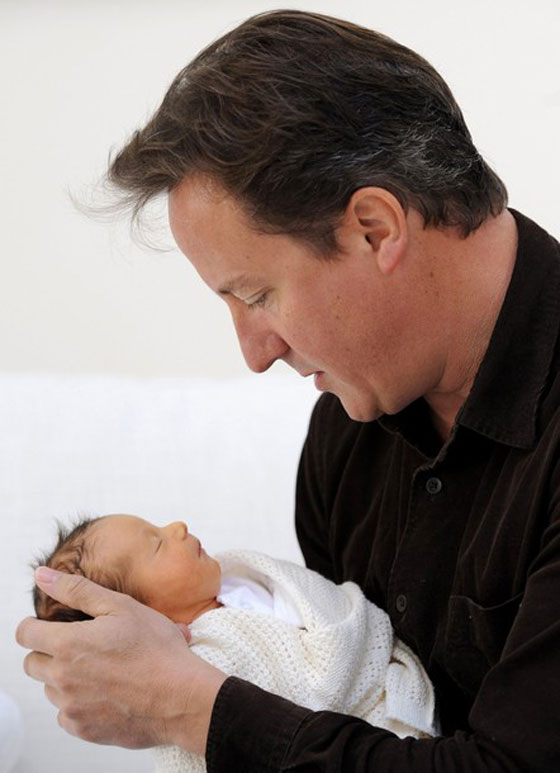 طفلة ديفيد كاميرون تنام في كرتونه!  صورة رقم 3