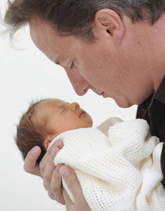 طفلة ديفيد كاميرون تنام في كرتونه!  صورة رقم 6