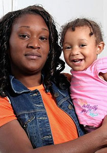 رضيعة تسقط من الطابق الثاني وتصاب برضوض طفيفة فقط! صورة رقم 1