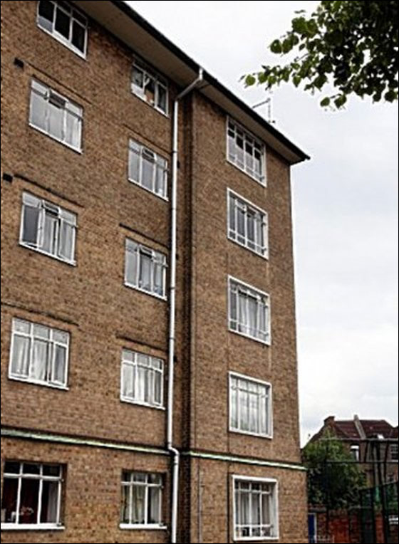 رضيعة تسقط من الطابق الثاني وتصاب برضوض طفيفة فقط! صورة رقم 2