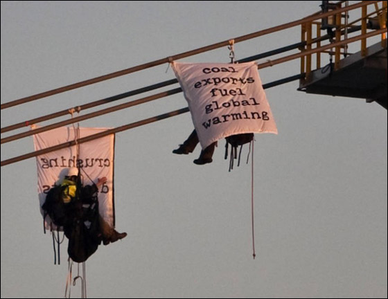 إغلاق أكبر ميناء للفحم في العالم لتسليط الضوء على مشكلة مناخية صورة رقم 2