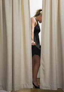 تحطيم حانوت لتلصص صاحبه على الزوجة في غرفة الملابس! صورة رقم 1