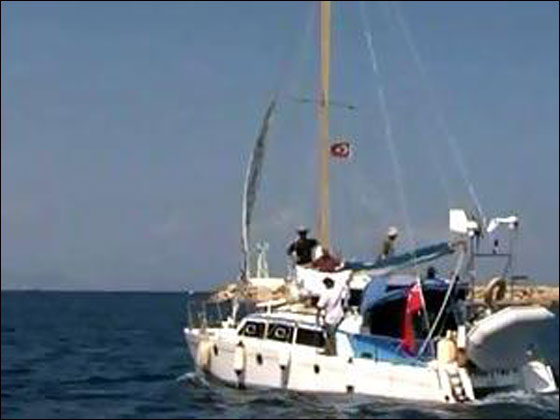 دعاة سلام يهود على متن سفينة لكسر حصار غزة!!  صورة رقم 3