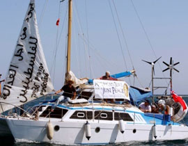 دعاة سلام يهود على متن سفينة لكسر حصار غزة!!  صورة رقم 1