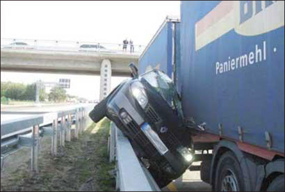 المانيا: نجاة ركاب سيارة بعد ان سحقتها شاحنة! صورة رقم 1 المانيا: نجاة ركاب سيارة بعد ان سحقتها شاحنة! صورة رقم 1