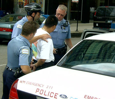 يقبل الشرطي على وجنته.. ثم يركله ويضربه على رأسه!!  صورة رقم 1