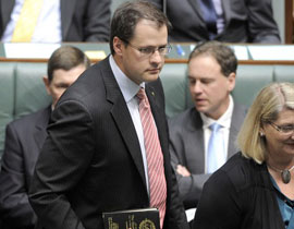 لأول مرة.. نائب استرالي مسلم يحلف اليمين على مصحف! صورة رقم 1