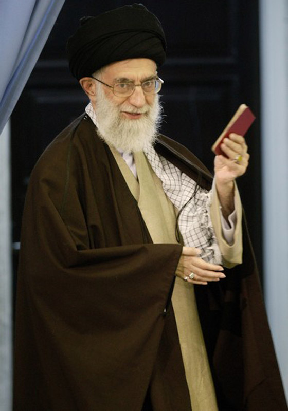 المرشد الأعلى للثورة الايرانية يفتي تحريم الإساءة لزوجات الرسول        صورة رقم 8