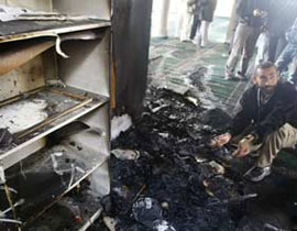  مستوطنون يضرمون النار في مسجد فجار جنوبي بيت لحم صورة رقم 1