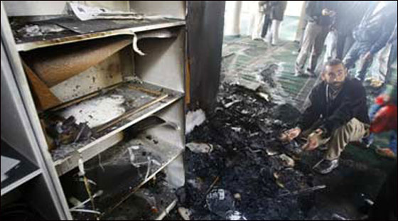  مستوطنون يضرمون النار في مسجد فجار جنوبي بيت لحم صورة رقم 2