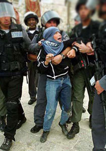 إدانة جنديين إسرائيليين أجبرا طفلا فلسطينيا على فتح حقائب 