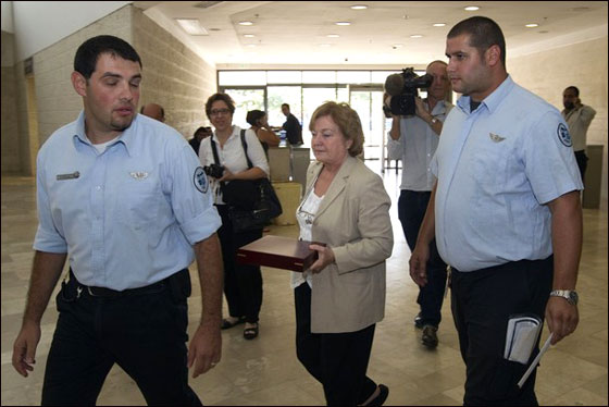 اسرائيل تطرد الناشطة ماجواير حاملة جائزة نوبل للسلام!  صورة رقم 4