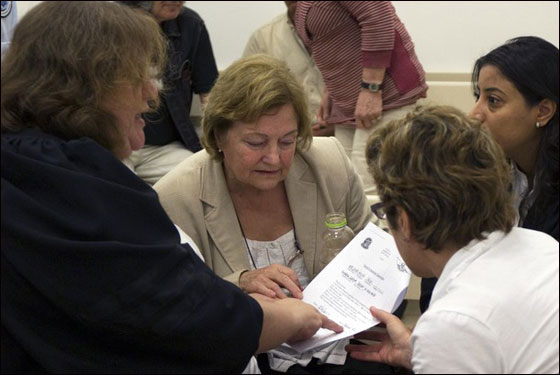 اسرائيل تطرد الناشطة ماجواير حاملة جائزة نوبل للسلام!  صورة رقم 6