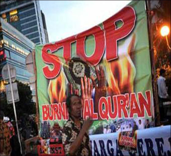 يحرقون القران باسم الحرية ولصنع طائرات ورقية! صورة رقم 1