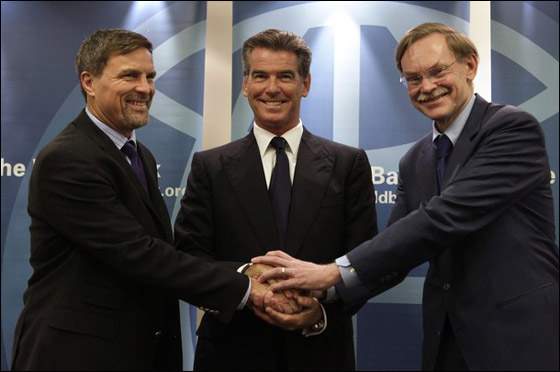 آن هيثواي تساعد البنك الدولي لجمع التبرعات! صورة رقم 2 آن هيثواي تساعد البنك الدولي لجمع التبرعات! صورة رقم 2