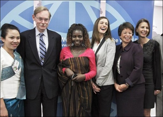 آن هيثواي تساعد البنك الدولي لجمع التبرعات! صورة رقم 6 آن هيثواي تساعد البنك الدولي لجمع التبرعات! صورة رقم 6