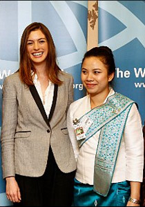 آن هيثواي تساعد البنك الدولي لجمع التبرعات! صورة رقم 1 آن هيثواي تساعد البنك الدولي لجمع التبرعات! صورة رقم 1