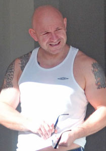 شرطي يحاول اغواء عارضة ازياء لارغامها على ما يريد!! صورة رقم 1