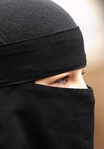 قاضي يجبر منتقبة بريطانية على خلع النقاب لتدلي بشهادتها! صورة رقم 1