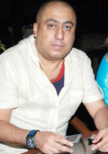 التهديد بمقاضاة مخرج 