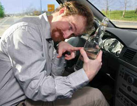 سكر ثم نام في السيارة فاقتادوه الى مركز الشرطة محمولا!! صورة رقم 1 سكر ثم نام في السيارة فاقتادوه الى مركز الشرطة محمولا!! صورة رقم 1