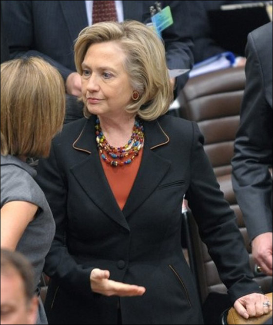 مستحضرات تجميل كلينتون.. تخفي آثار قلة النوم!! صورة رقم 6 مستحضرات تجميل كلينتون.. تخفي آثار قلة النوم!! صورة رقم 6