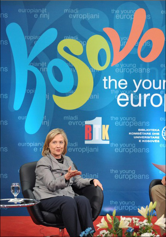 مستحضرات تجميل كلينتون.. تخفي آثار قلة النوم!! صورة رقم 8 مستحضرات تجميل كلينتون.. تخفي آثار قلة النوم!! صورة رقم 8