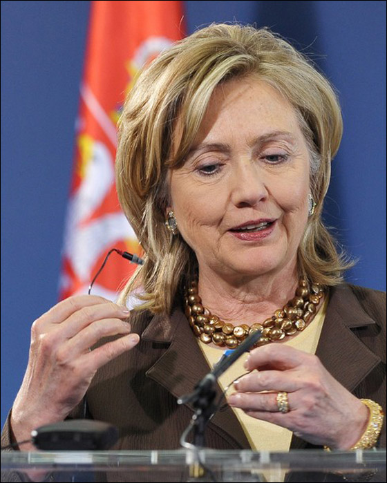 مستحضرات تجميل كلينتون.. تخفي آثار قلة النوم!! صورة رقم 3 مستحضرات تجميل كلينتون.. تخفي آثار قلة النوم!! صورة رقم 3