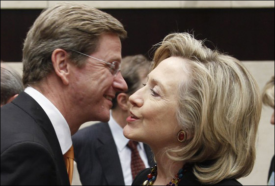 مستحضرات تجميل كلينتون.. تخفي آثار قلة النوم!! صورة رقم 2 مستحضرات تجميل كلينتون.. تخفي آثار قلة النوم!! صورة رقم 2