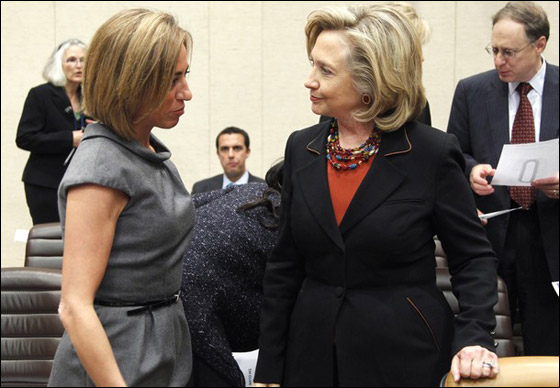 مستحضرات تجميل كلينتون.. تخفي آثار قلة النوم!! صورة رقم 10 مستحضرات تجميل كلينتون.. تخفي آثار قلة النوم!! صورة رقم 10