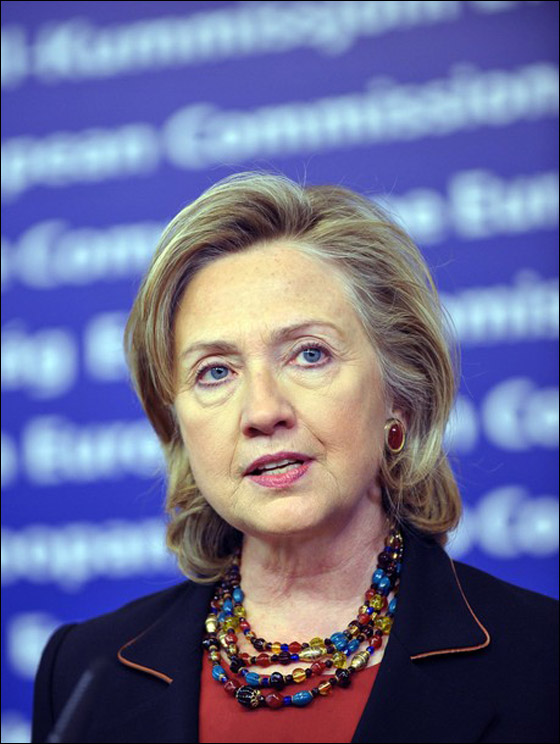 مستحضرات تجميل كلينتون.. تخفي آثار قلة النوم!! صورة رقم 7 مستحضرات تجميل كلينتون.. تخفي آثار قلة النوم!! صورة رقم 7